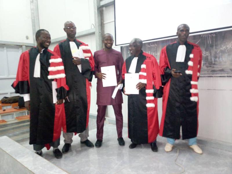 M. Philippe Bernard HIMBANE (au centre) en compagnie d’une partie des membres du jury dont le directeur de thèse, Dr. Lat Grand NDIAYE (premier à gauche) © A.NAPOLI