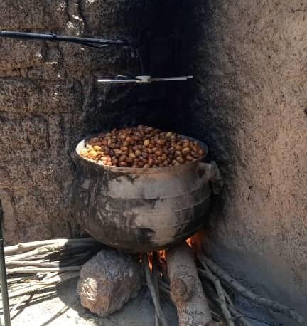 Dispositif de mesures des émissions et des fumées déployé sur un foyer 3 pierres durant l’ébouillantage des noix de karité (© Candide SOME – Nafa Naana)