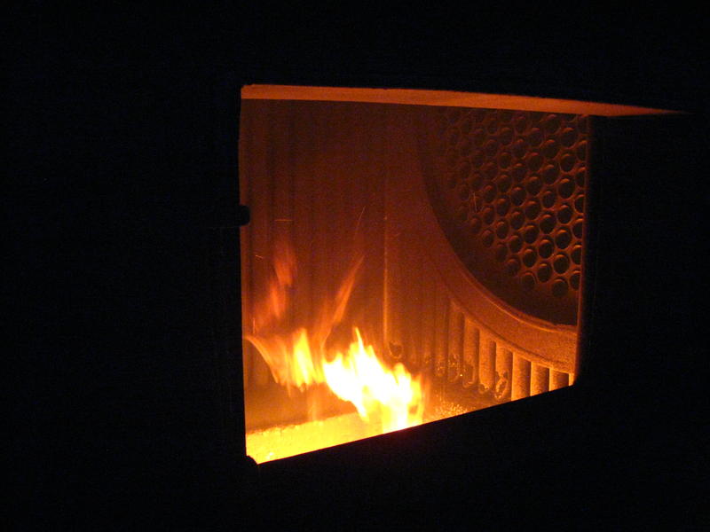Foyer d'une chaudière à bois pour la production de vapeur alimentant une turbine. © F. Pinta, Cirad